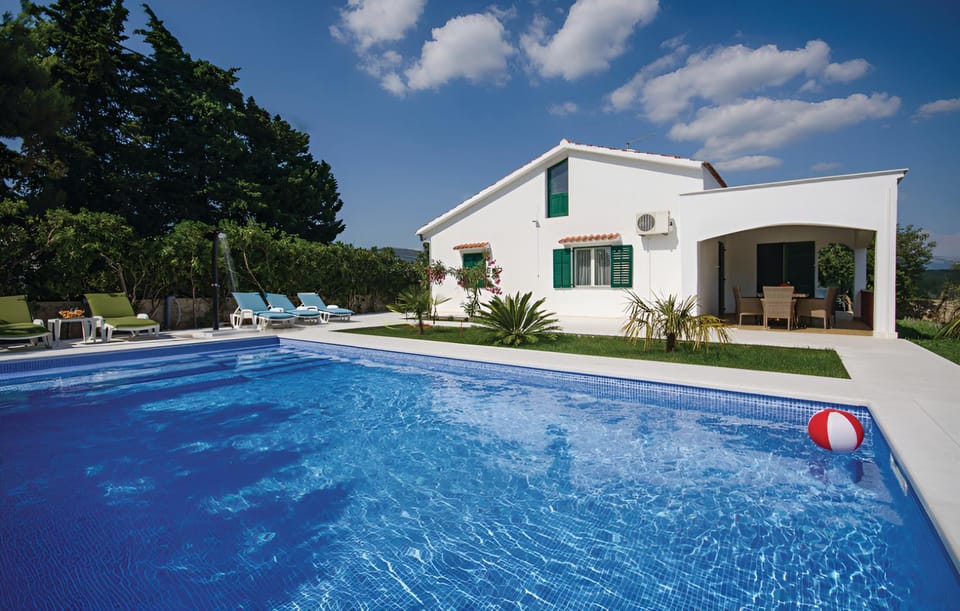 Property building, Patio, Day, Garden, Garden view, Pool view, Swimming pool, sunbed