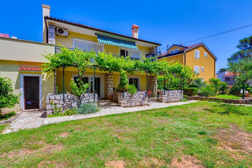 Property building, Facade/entrance, Garden