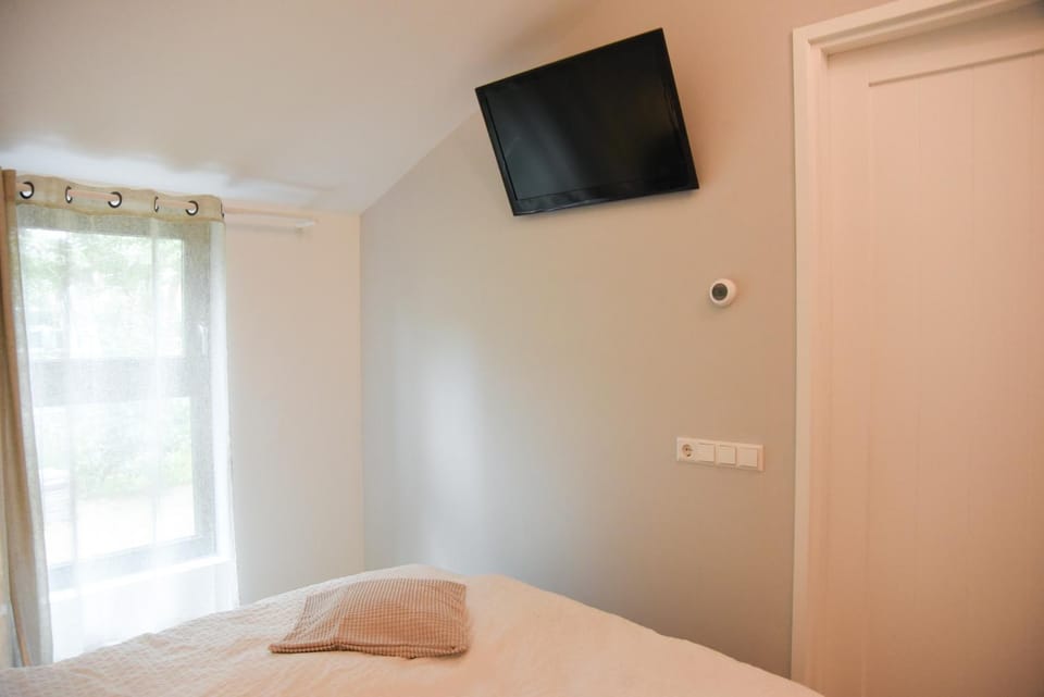 Bed, TV and multimedia, Bedroom
