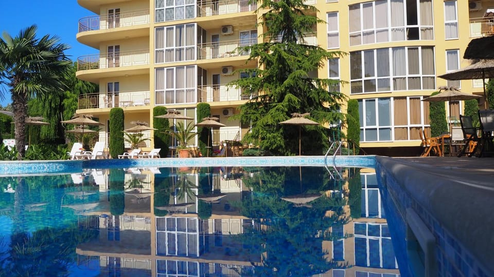 Property building, Garden, Swimming pool