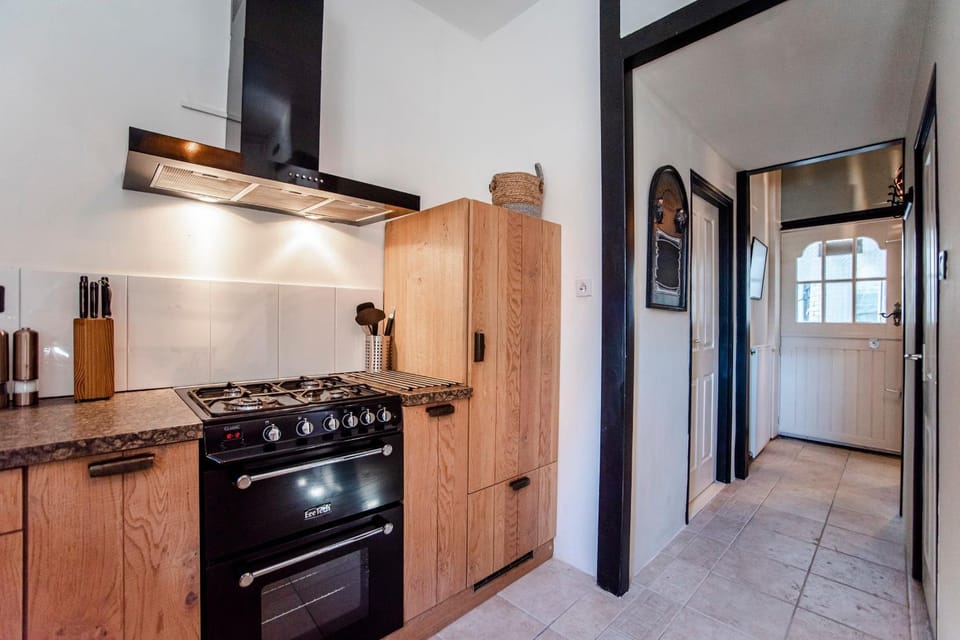 Kitchen or kitchenette, pet friendly, stove