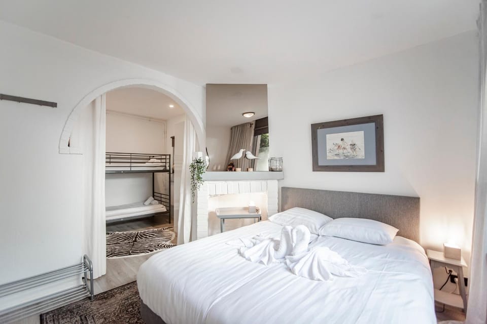 Bed, Bedroom, towels