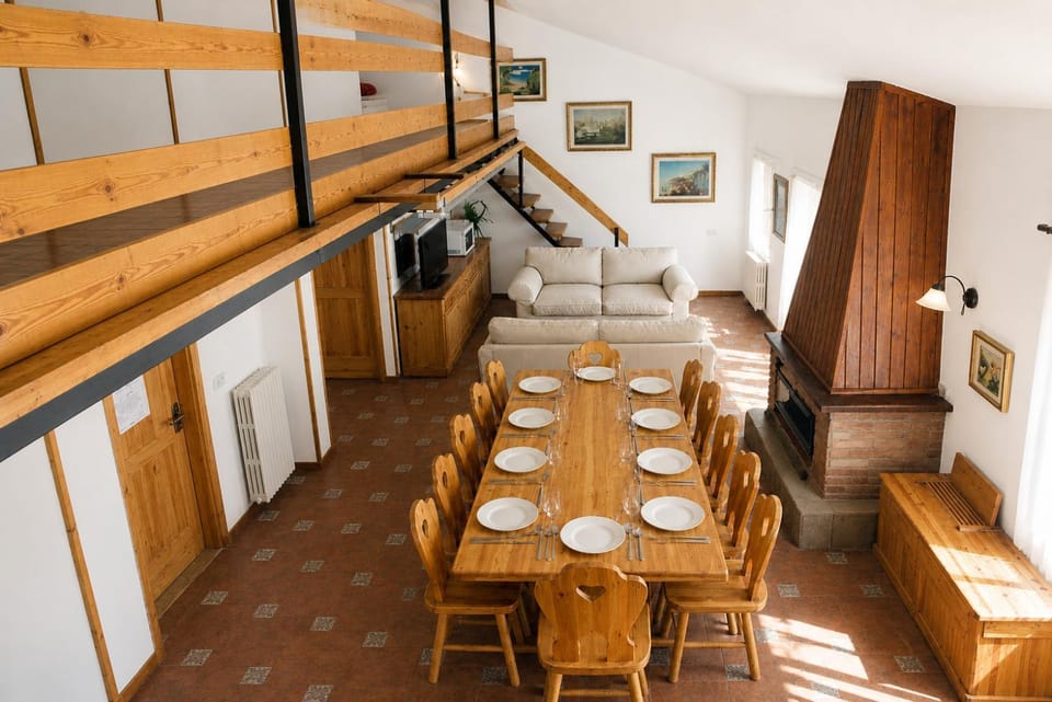 Living room, Food and drinks, Dining area, Food, Dinner, fireplace, heating