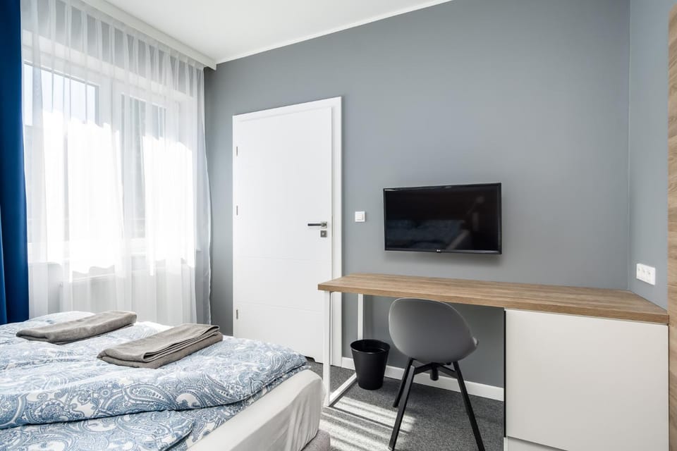 Bed, TV and multimedia, Photo of the whole room, Bedroom, towels