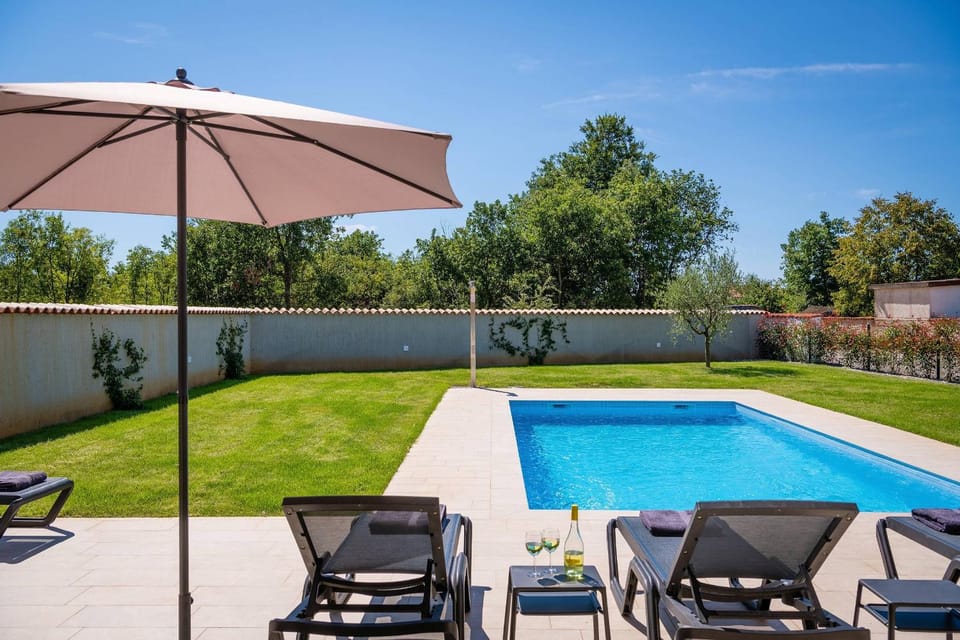 Patio, Spring, Day, Garden, Garden view, Pool view, Swimming pool, sunbed