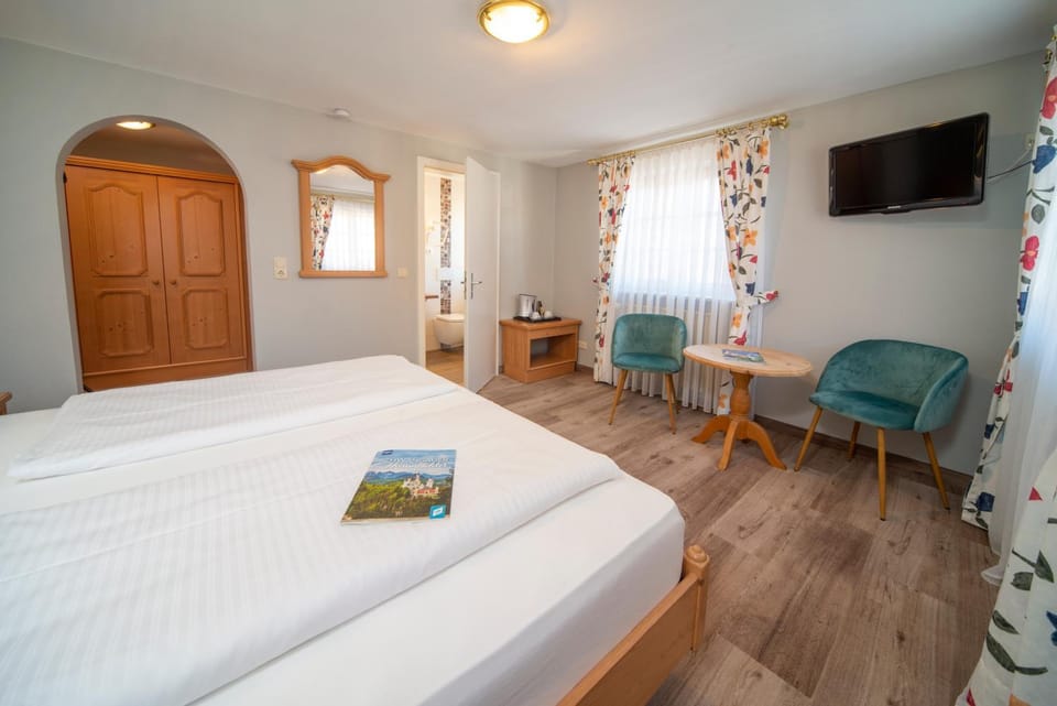 TV and multimedia, Photo of the whole room, Seating area, Bedroom