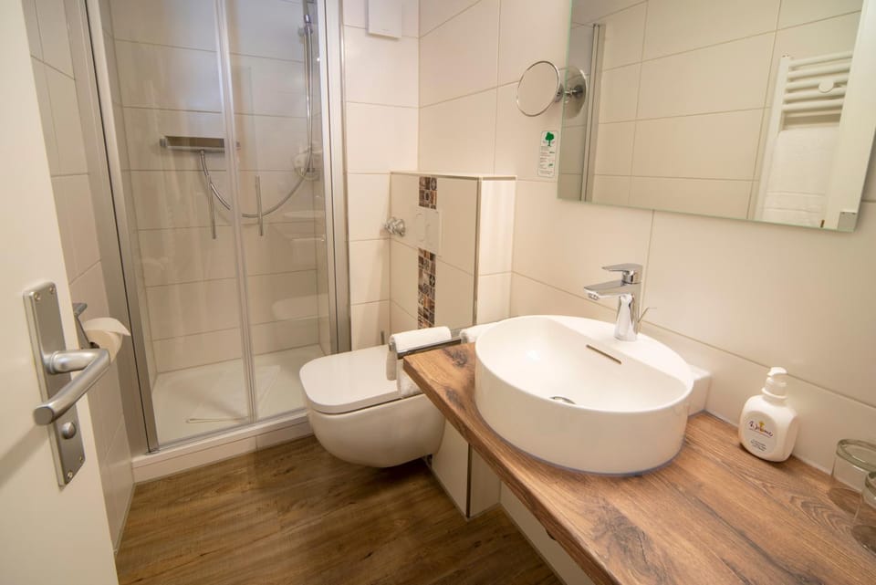 Shower, Toilet, Bathroom, towels