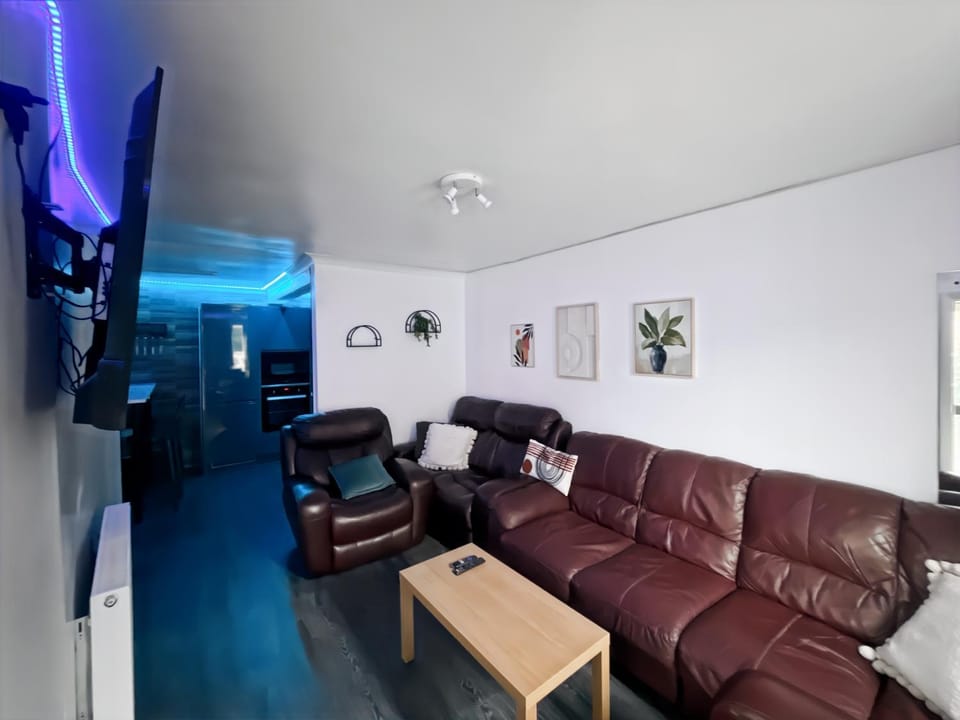 Family Holiday Home with Hot Tub & Sauna Sleeps 8 Apartment in Brighton