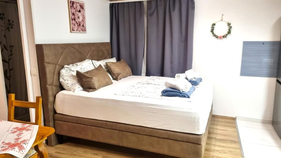Bed, Bedroom, towels