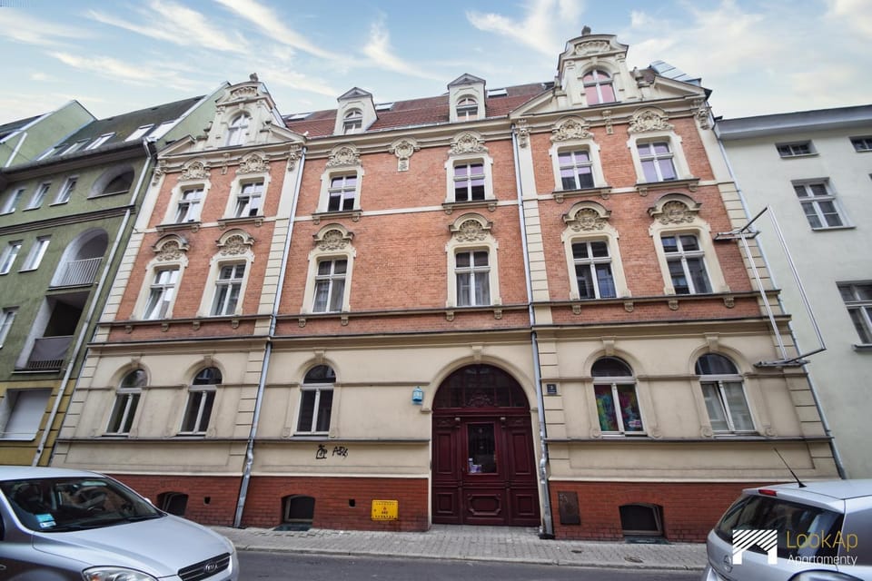 Property building, Location