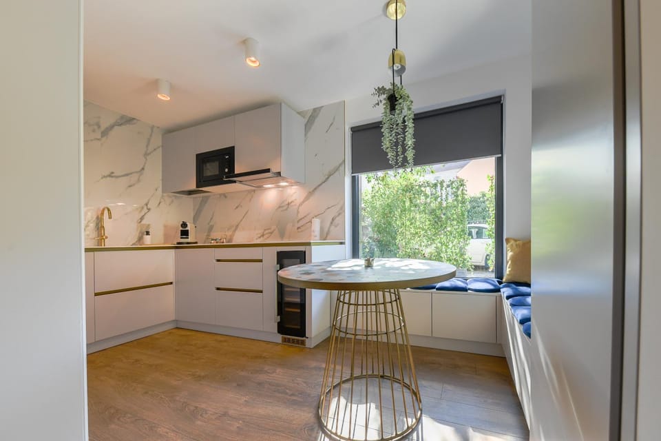 Kitchen or kitchenette, Dining area