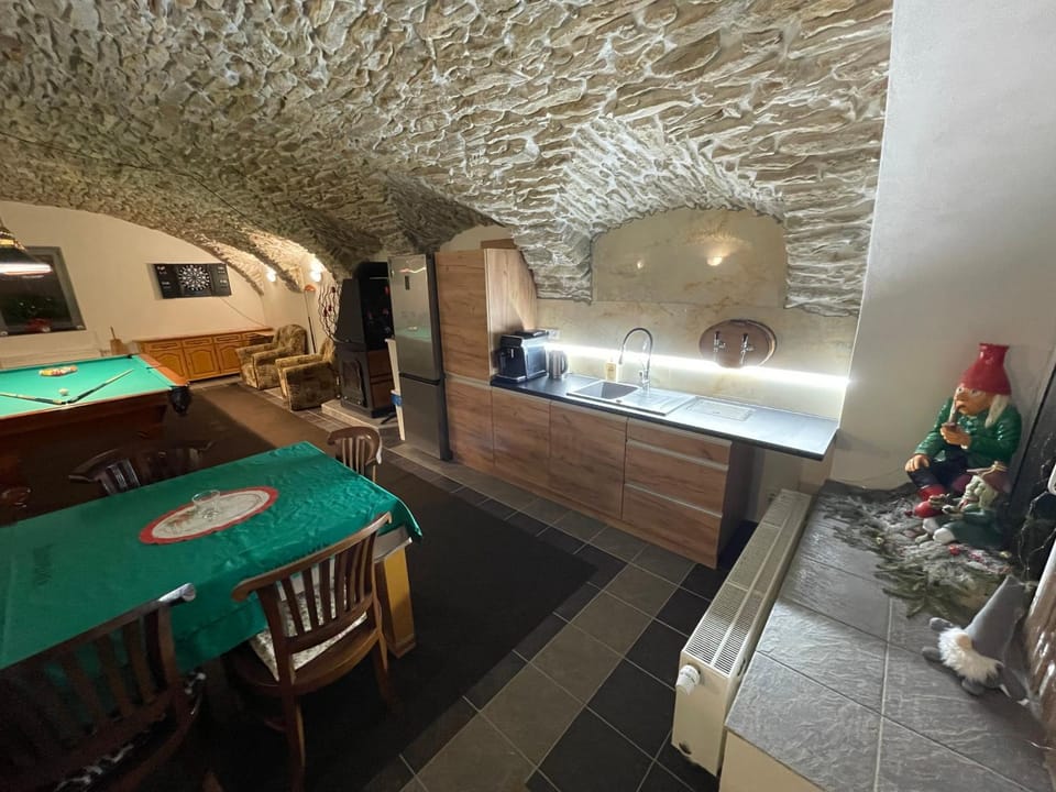 Communal lounge/ TV room, Coffee/tea facilities, Kitchen or kitchenette, Seating area, Dining area, dishwasher, flat iron