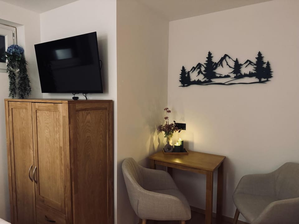 TV and multimedia, Seating area, Dining area, wardrobe