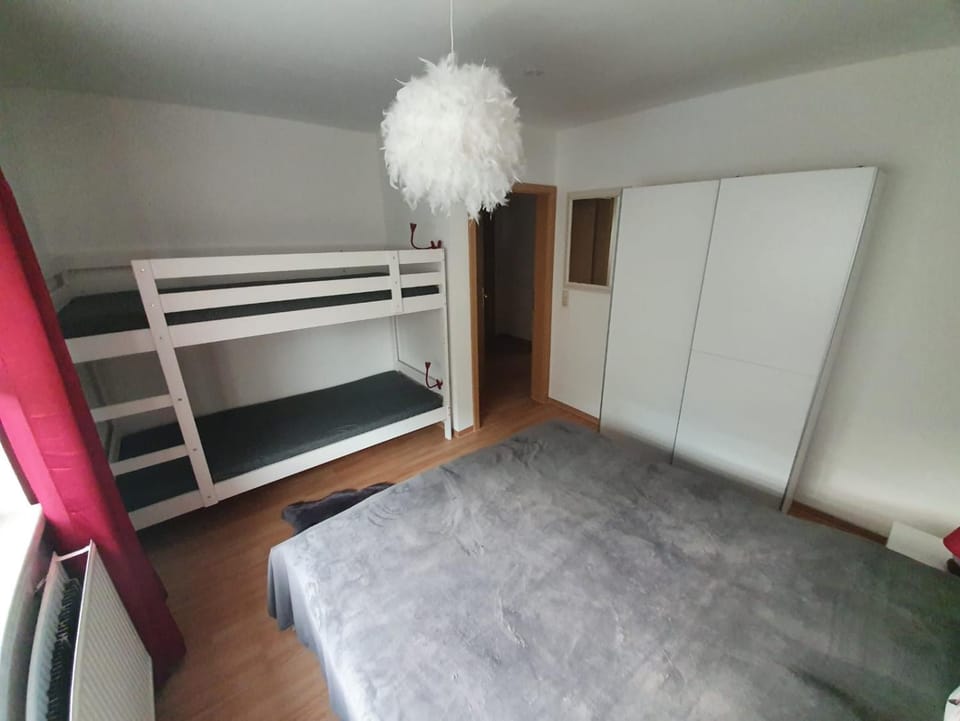 Bedroom, bunk bed