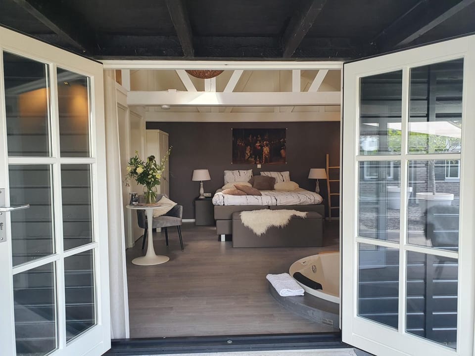 Bed, Hot Tub, Photo of the whole room, Bath