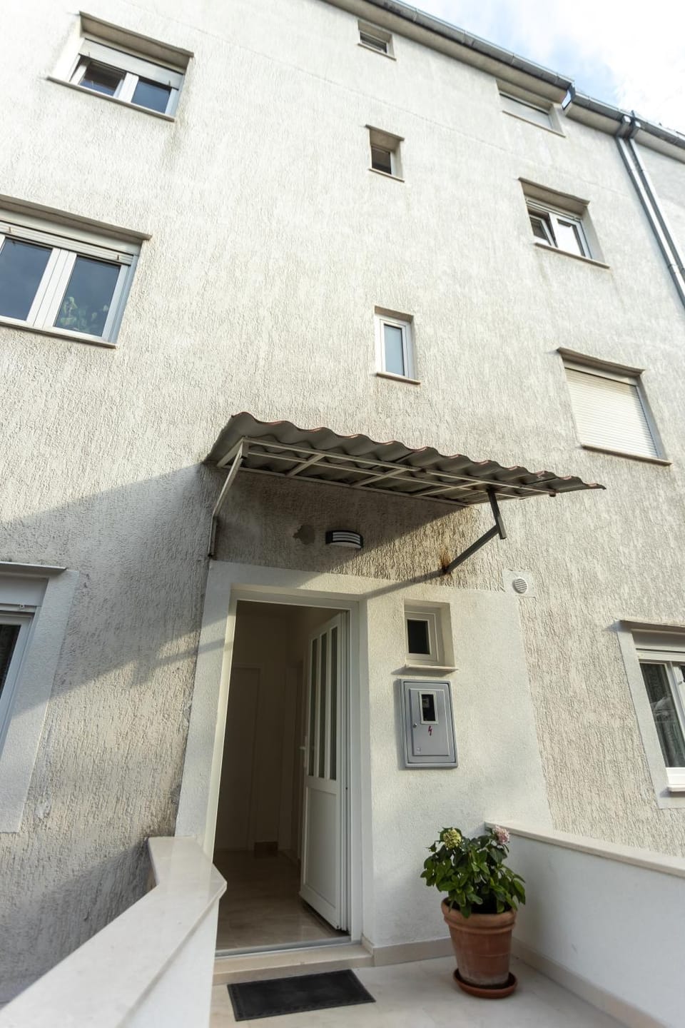 Property building, Patio, Area and facilities