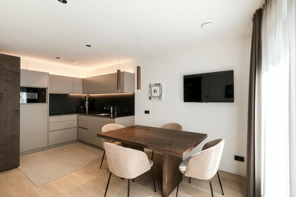 Kitchen or kitchenette, Dining area, stove