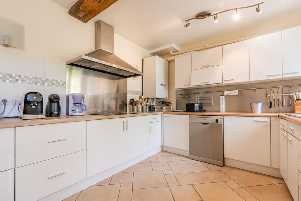 Coffee/tea facilities, dishwasher, minibar, pet friendly, stove, toaster