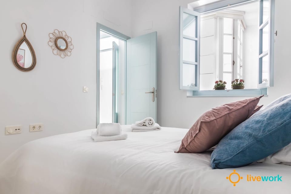 Bed, Decorative detail, Bedroom, towels