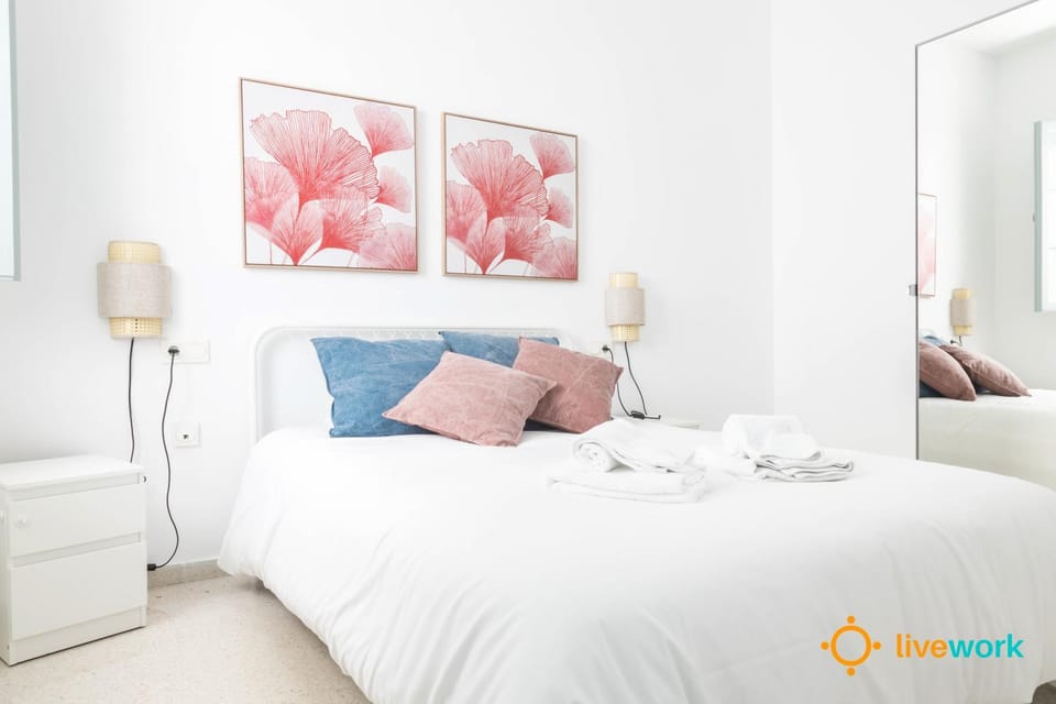 Bed, Decorative detail, Bedroom, towels