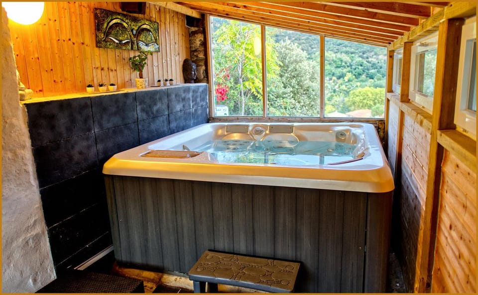 Hot Tub, Hot Tub, View (from property/room), Spa and wellness centre/facilities, Mountain view, River view