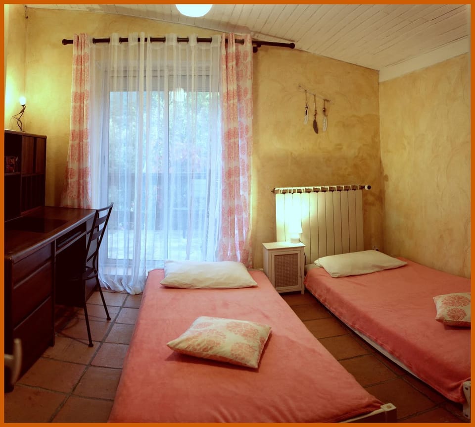 Bed, Photo of the whole room, Bedroom, Mountain view