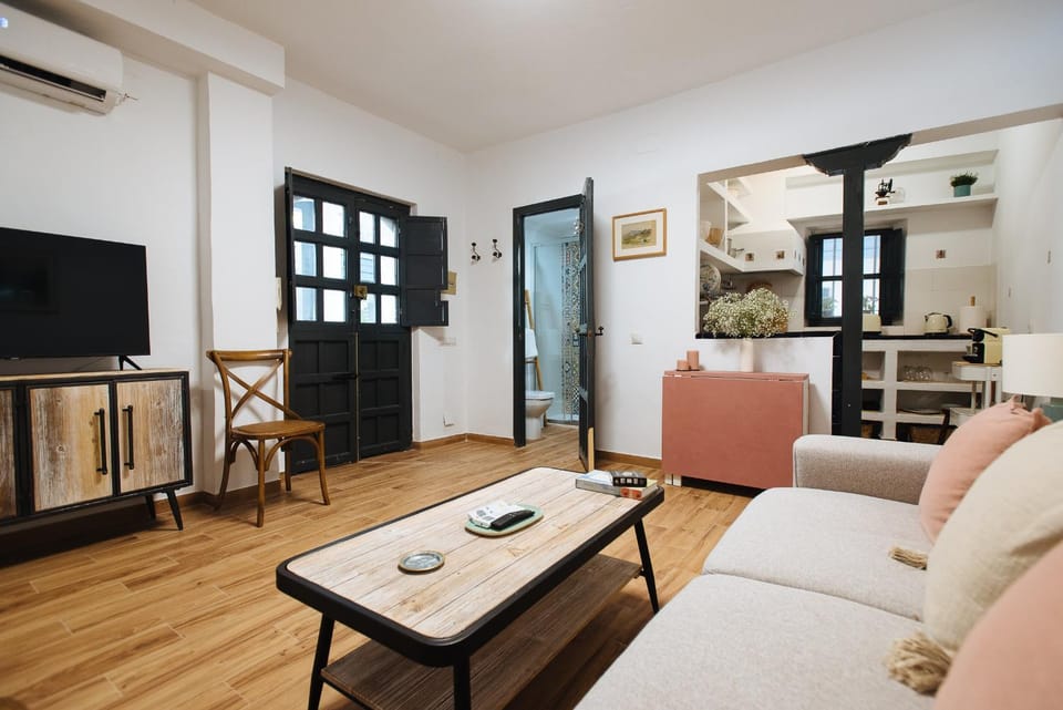 TV and multimedia, Seating area, Dining area, air conditioner