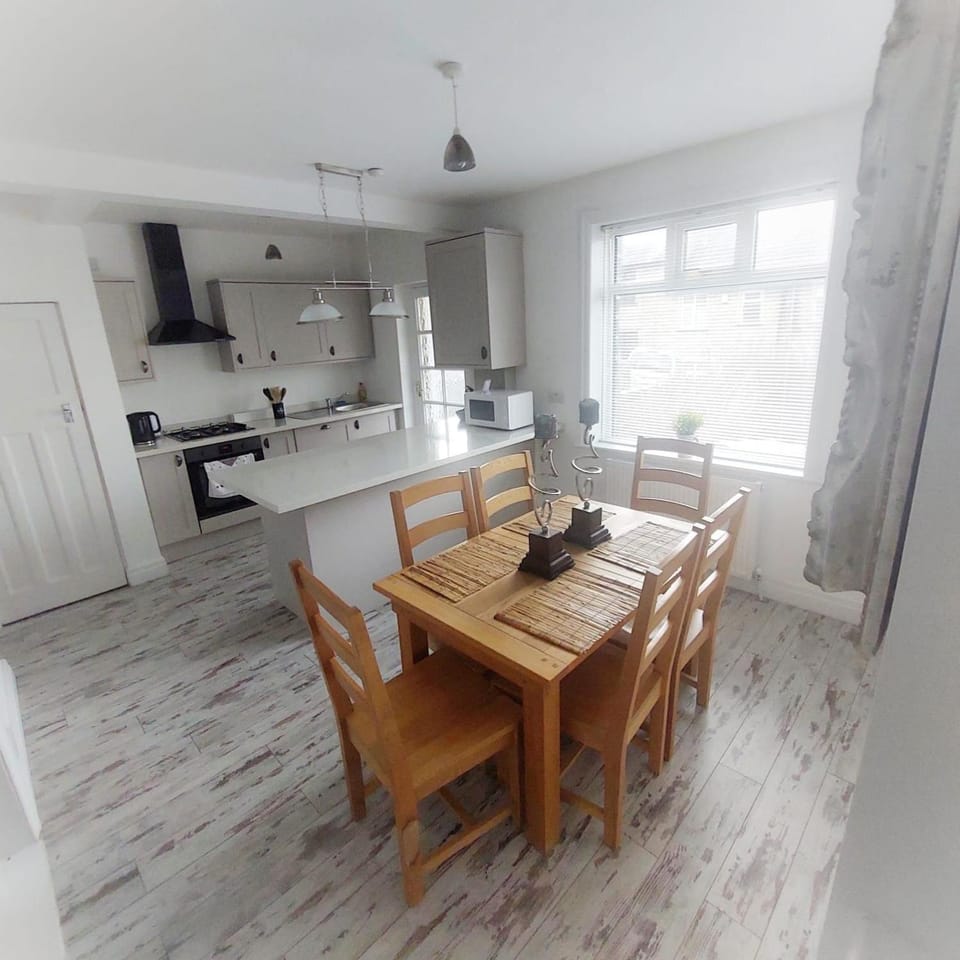 Kitchen or kitchenette, Dining area, Dinner, dishwasher, minibar, pet friendly, stove