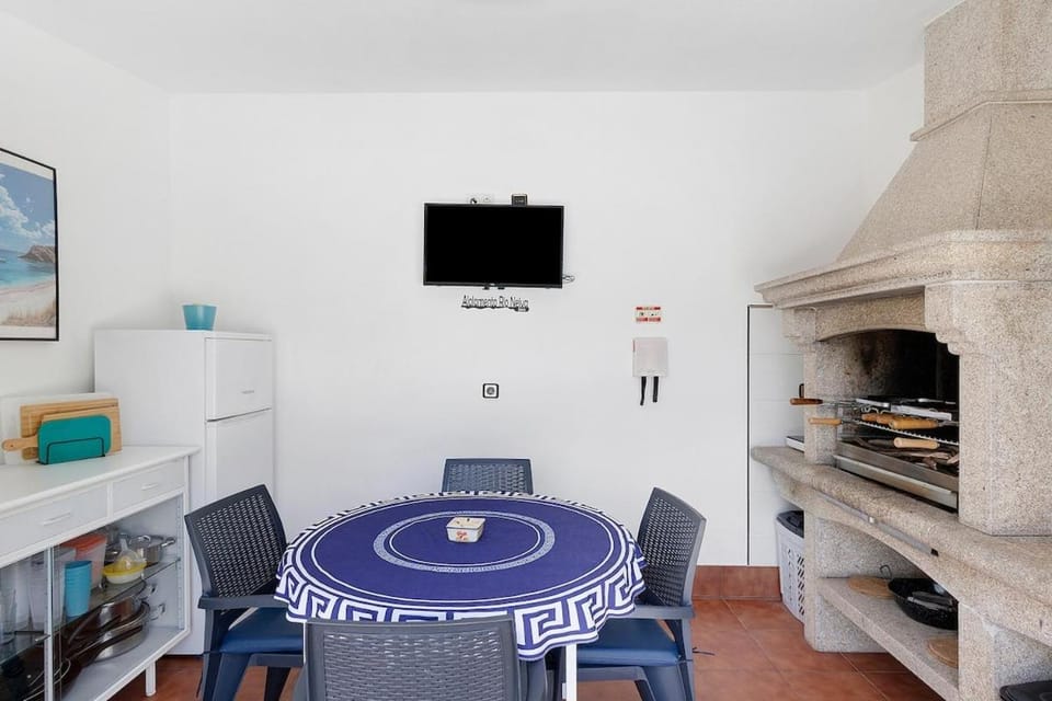 BBQ facilities, TV and multimedia, Dining area
