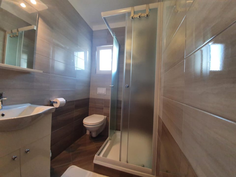 Shower, Toilet, Bathroom, towels