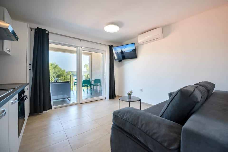 Communal lounge/ TV room, View (from property/room), Sea view