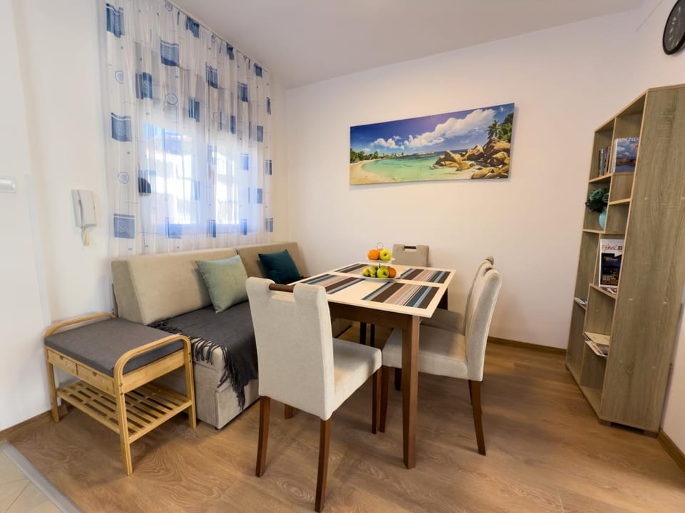 Seating area, Dining area