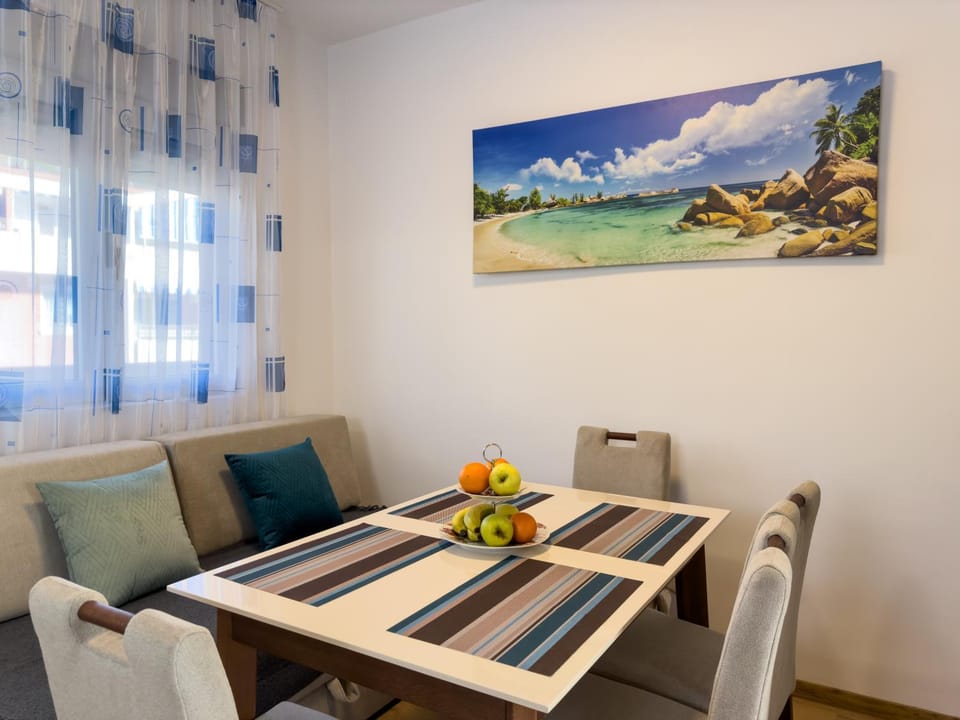 Seating area, Dining area