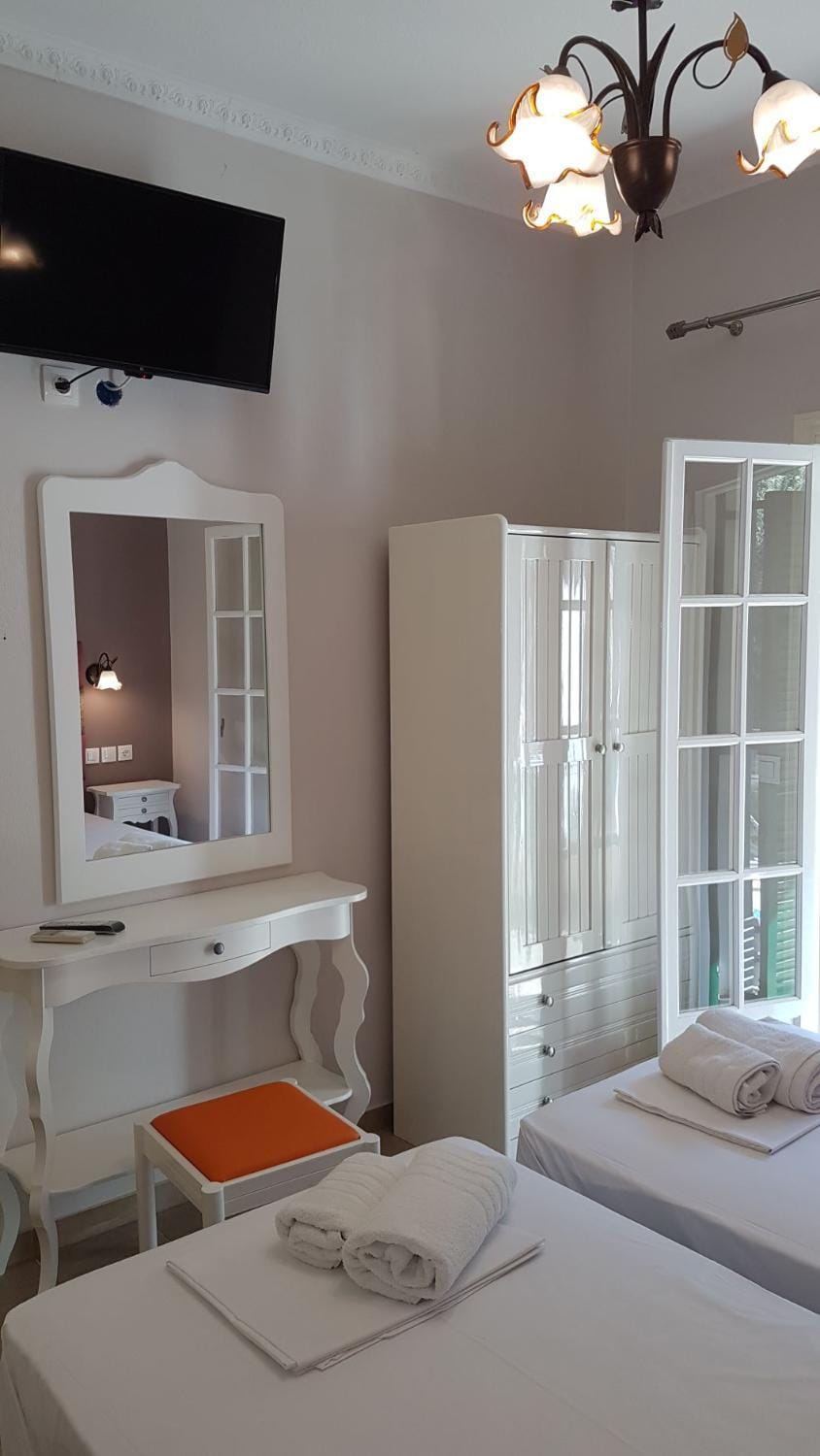 Bed, TV and multimedia, Photo of the whole room, Bedroom, towels