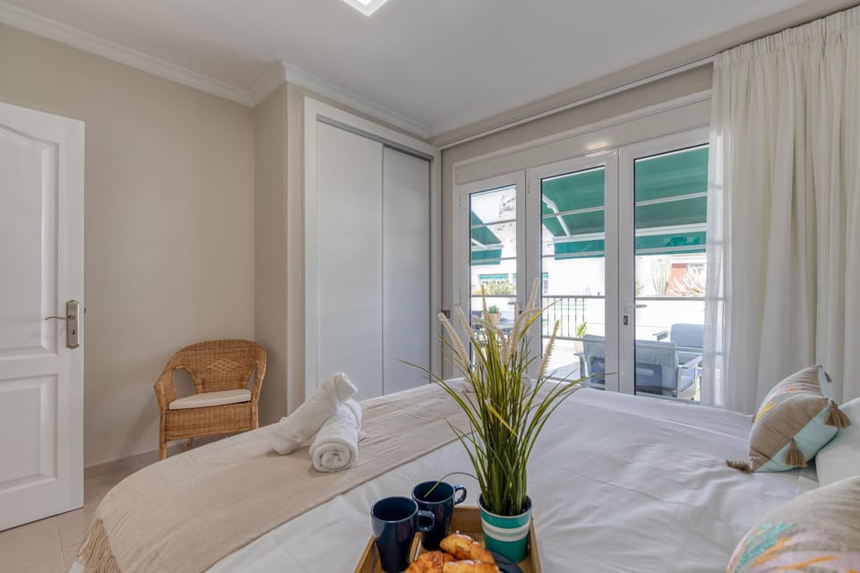 Photo of the whole room, Decorative detail, Quiet street view