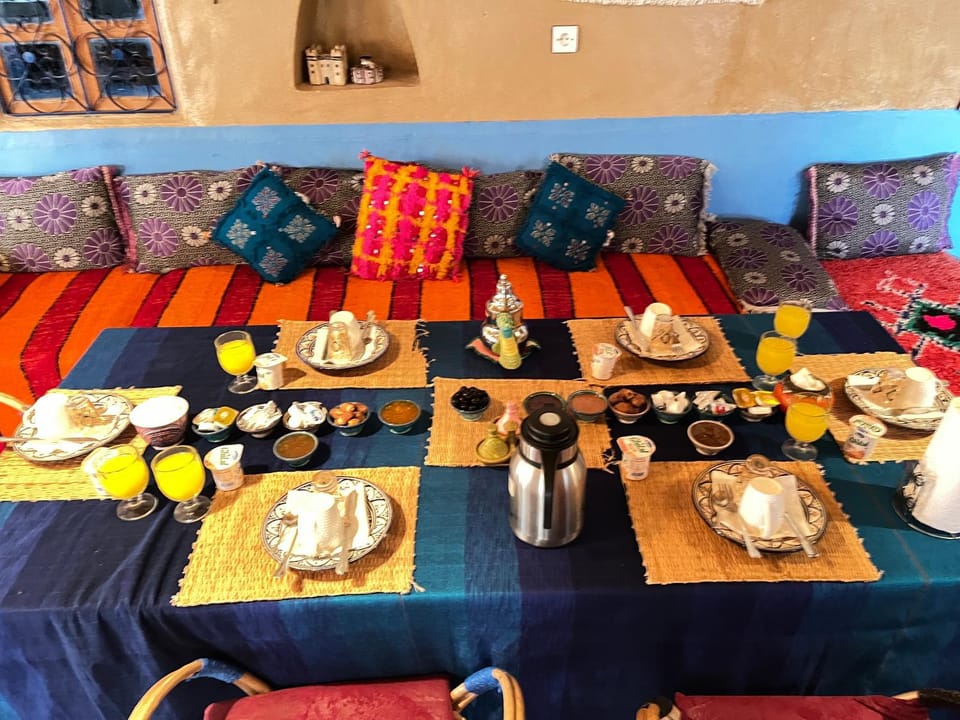 Food and drinks, Dining area, Breakfast