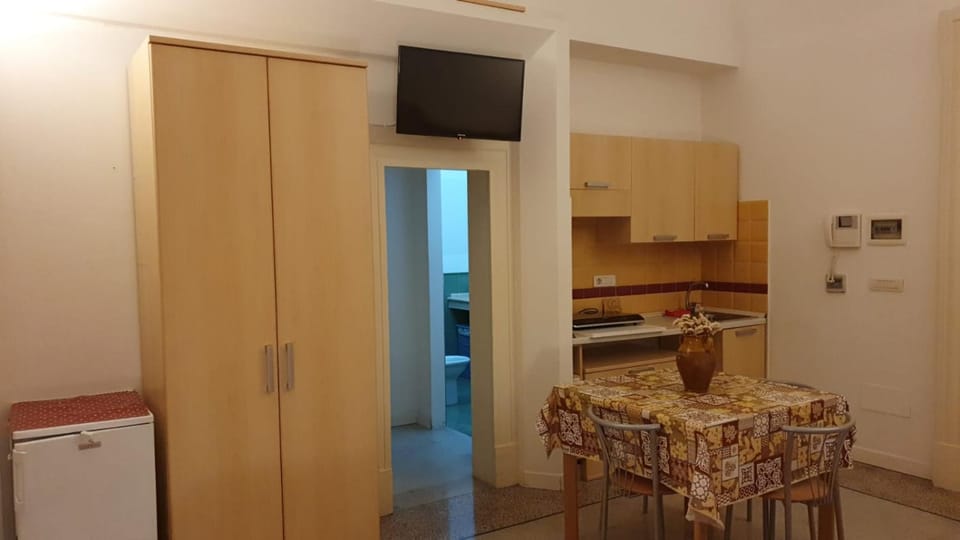 TV and multimedia, Kitchen or kitchenette, Dining area, stove