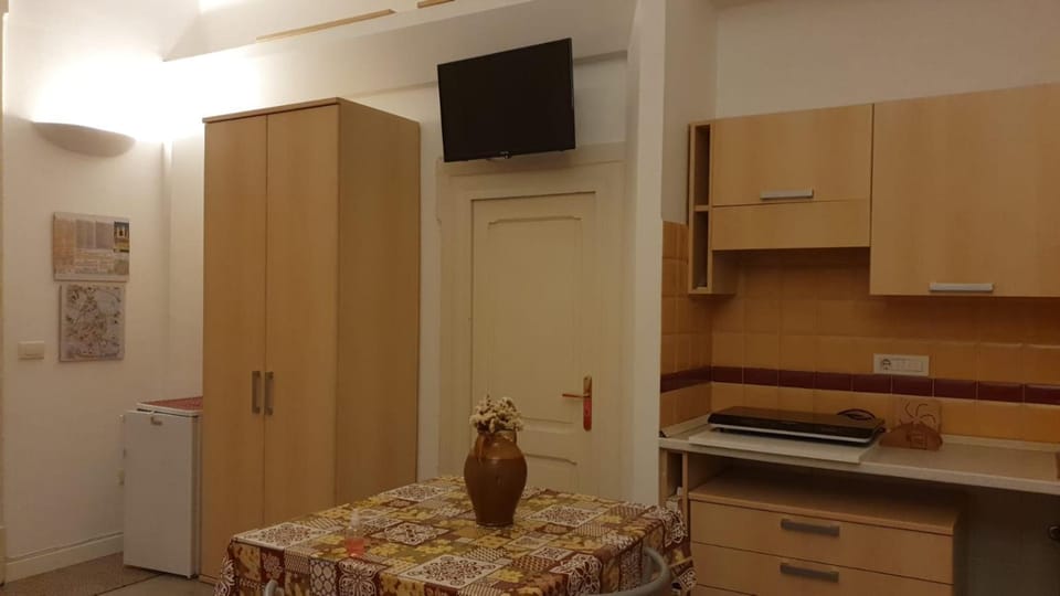TV and multimedia, Kitchen or kitchenette, Dining area, oven, stove