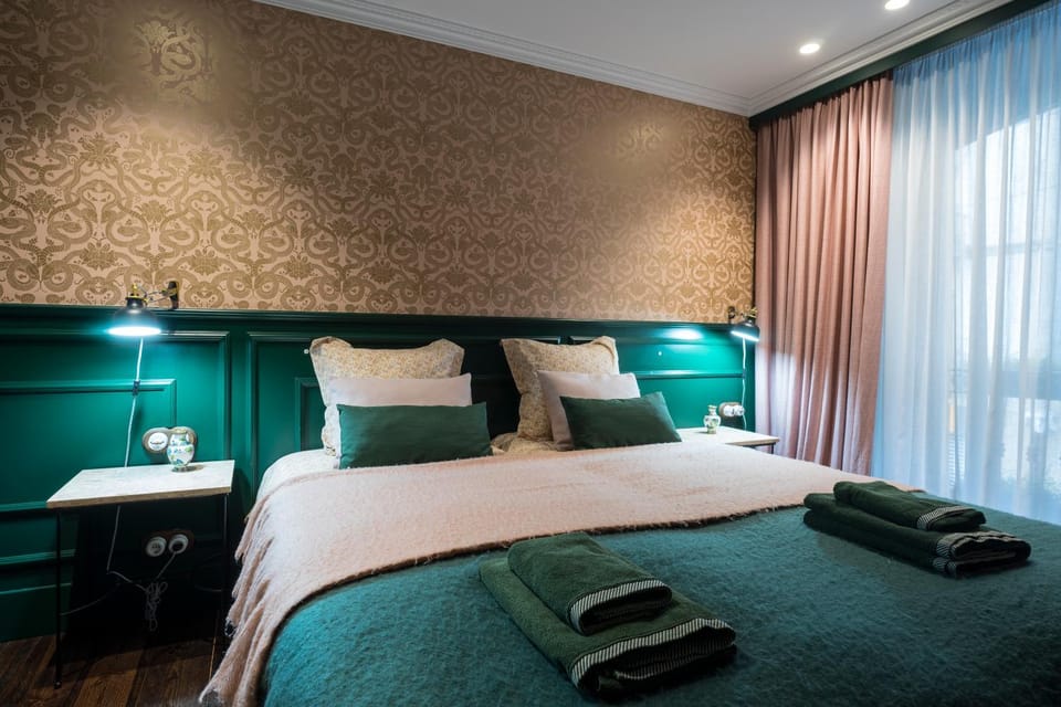 Bed, Photo of the whole room, towels