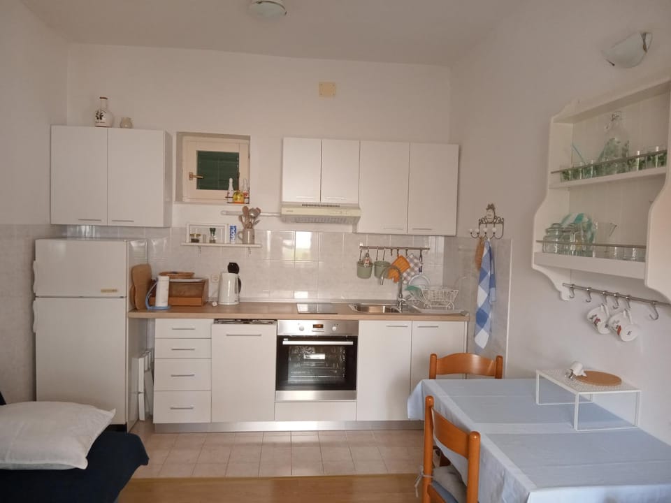 Kitchen or kitchenette, Dining area, dishwasher