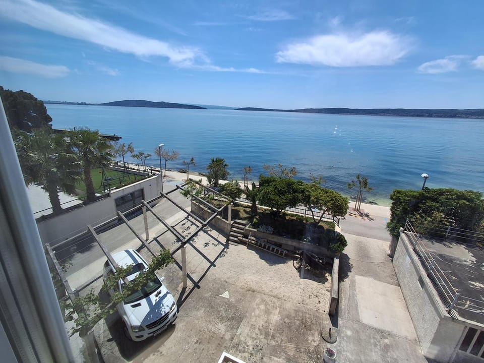 Apartman ll s pogledom- odmor za dušu i tjelo između Splita i Trogira-Dalmacija Apartment in Šibenik-Knin County, Croatia