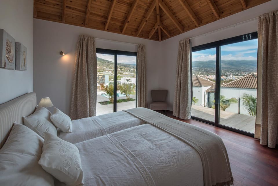 Bedroom, Mountain view