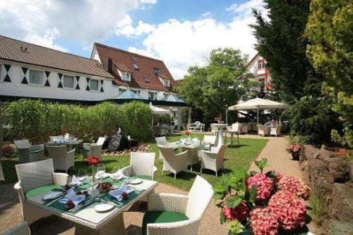 Restaurant/places to eat, Facade/entrance, Garden, Balcony/Terrace