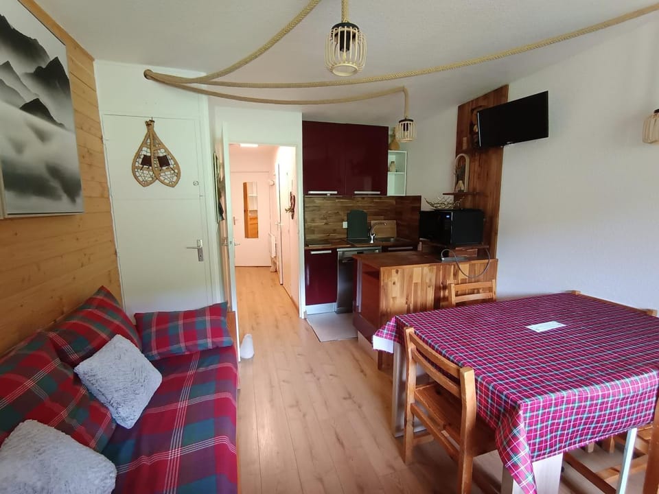 Appartement rénové au pied des pistes avec balcon sud et parking - FR-1-445-157 Apartment in Montgenèvre