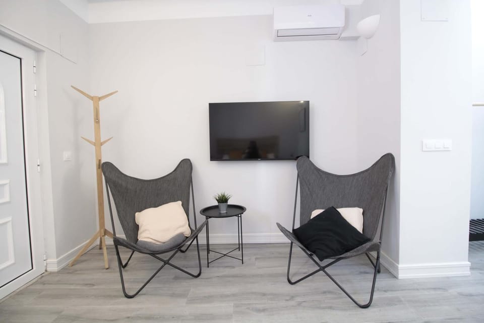 Communal lounge/ TV room, TV and multimedia, Living room, air conditioner