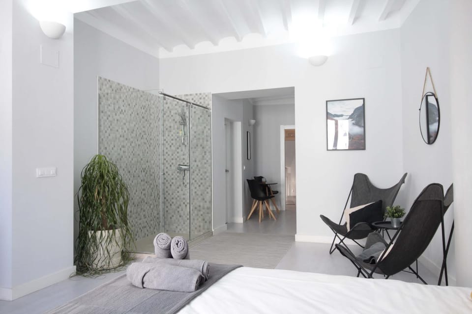 Bed, Living room, Photo of the whole room, Seating area, Bedroom