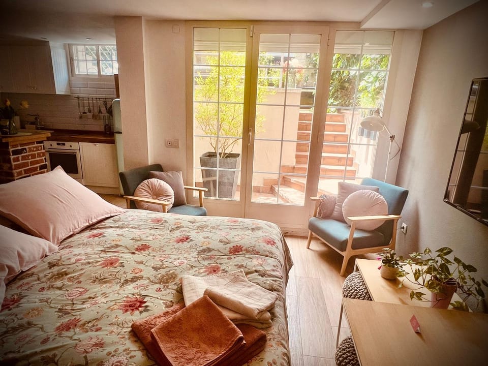 Bed, Living room, Photo of the whole room, Seating area, Bedroom, towels