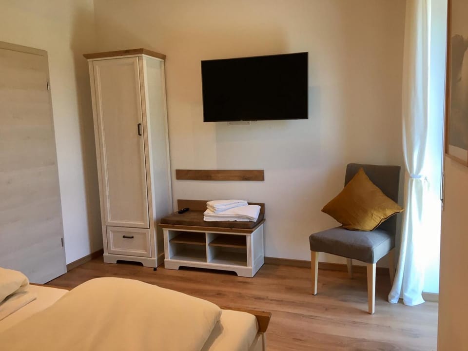 Bed, TV and multimedia, Bedroom