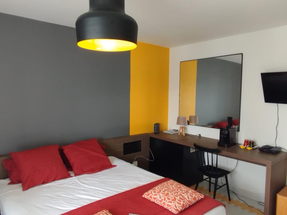Bed, TV and multimedia, Photo of the whole room, Seating area, Bedroom