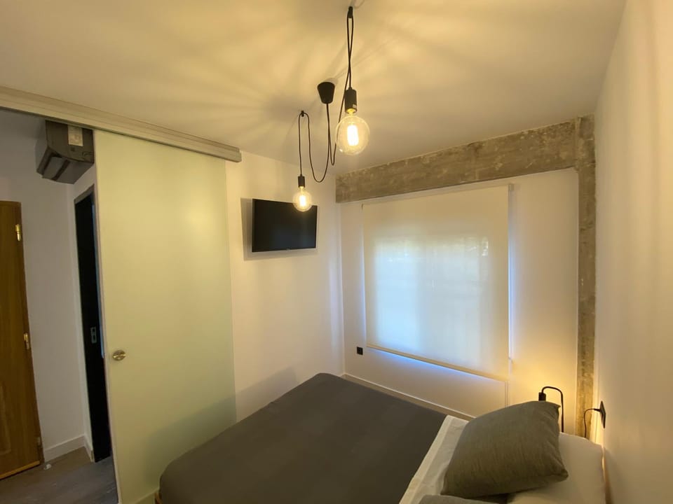 Bed, TV and multimedia, Photo of the whole room, Bedroom